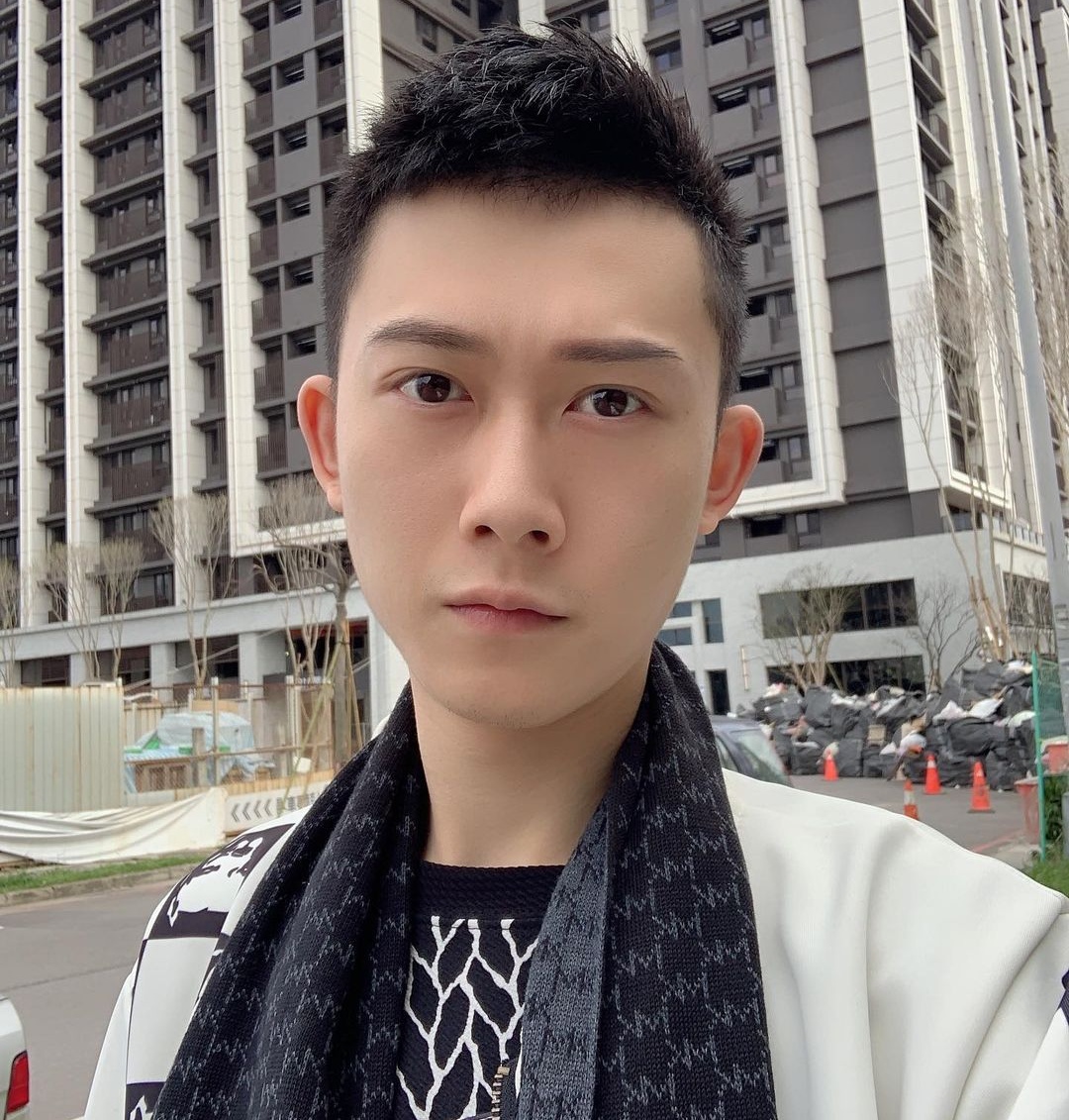 男生别嫌弃“两边铲光”发型了,2021留这几款造型,干净帅气