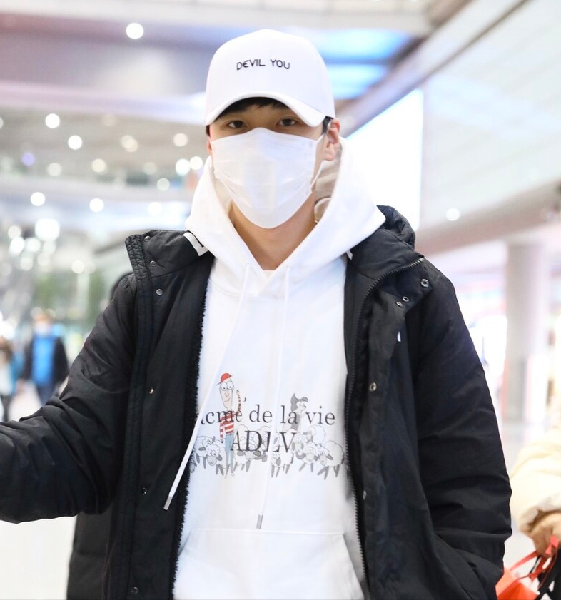 男生穿“卫衣+外套”真的帅气,6套不同潮流搭配,塑造多样气质