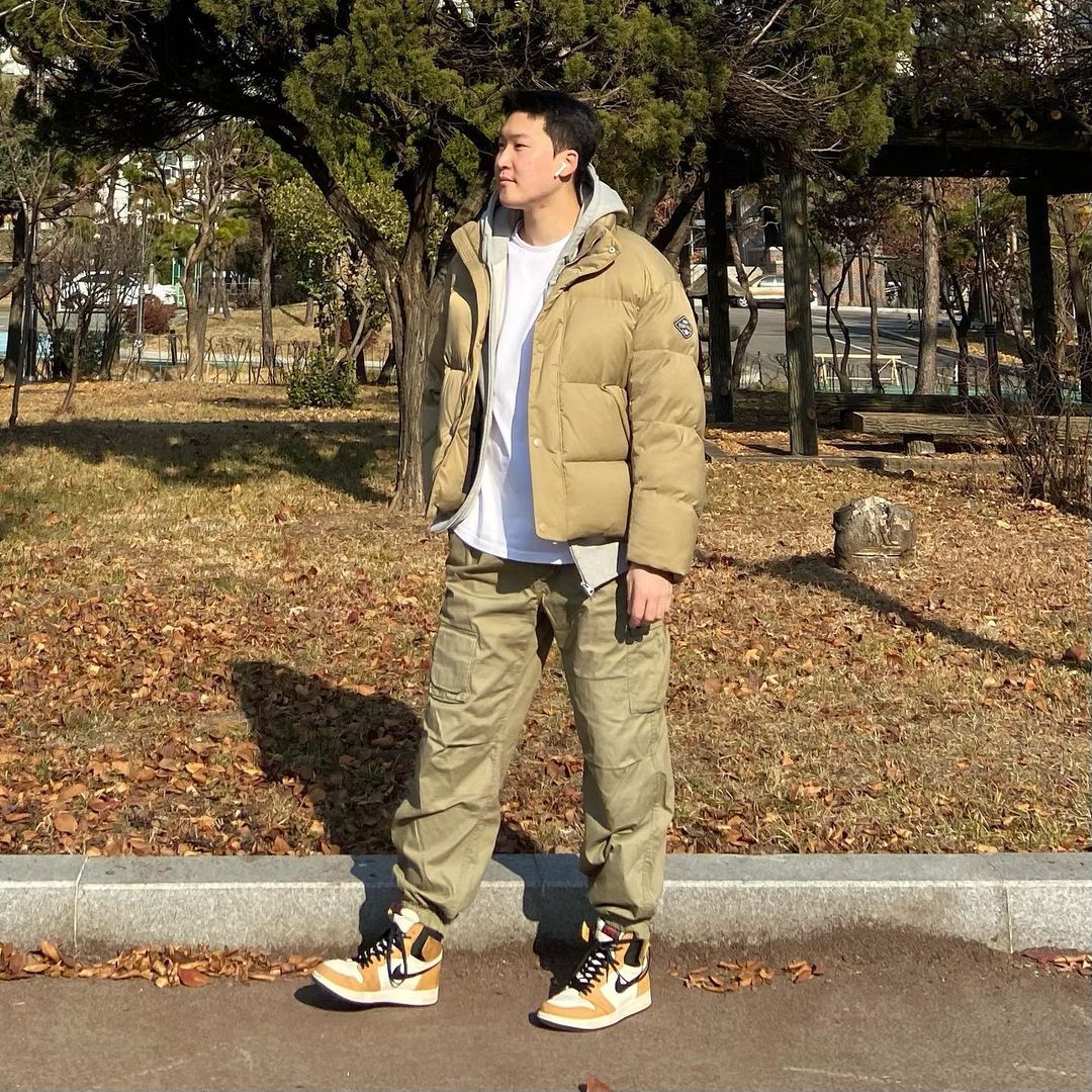 男生穿“卫衣+外套”真的帅气,6套不同潮流搭配,塑造多样气质