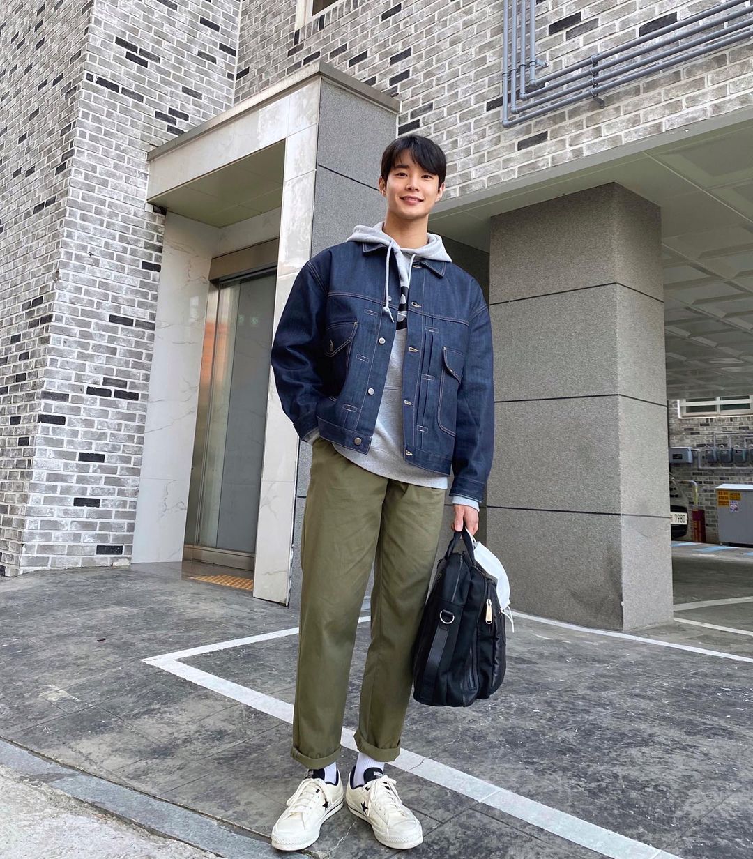 男生穿“卫衣+外套”真的帅气,6套不同潮流搭配,塑造多样气质