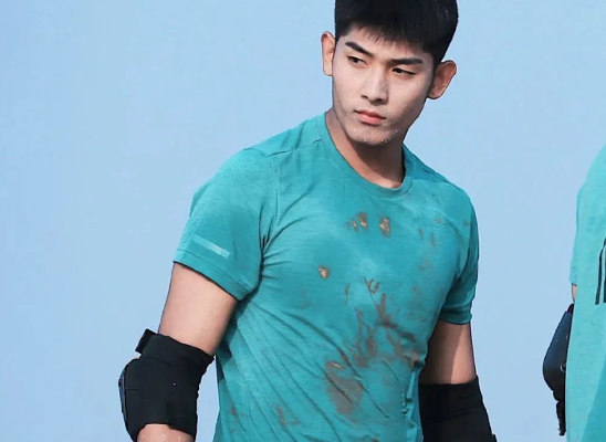 西安体院帅气校草走红,不仅颜值高身材好,还是国家级田径运动员