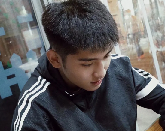 西安体院帅气校草走红,不仅颜值高身材好,还是国家级田径运动员