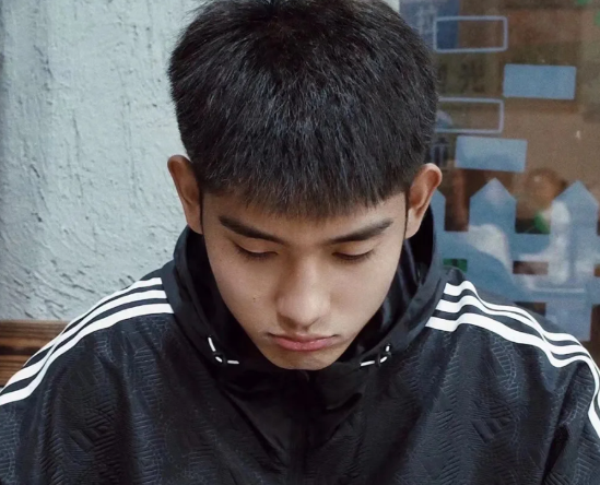 西安体院帅气校草走红,不仅颜值高身材好,还是国家级田径运动员