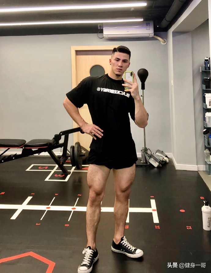 满身肌肉的新疆大男孩,前凸后翘,帅气逼人