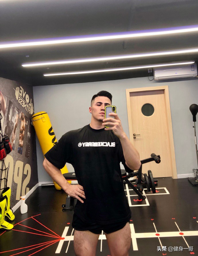 满身肌肉的新疆大男孩,前凸后翘,帅气逼人