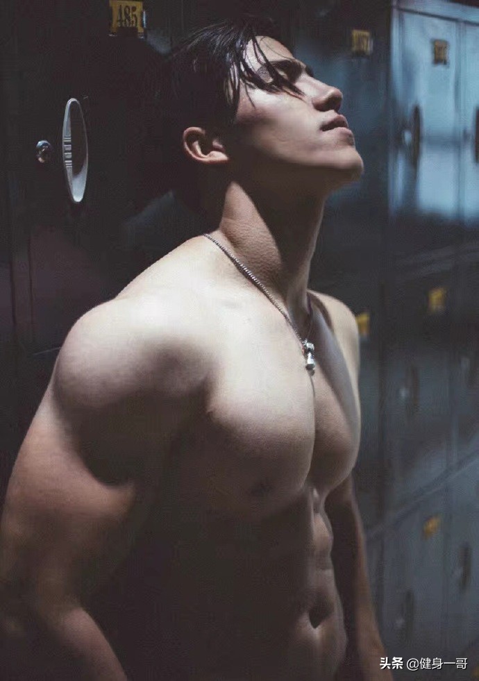 满身肌肉的新疆大男孩,前凸后翘,帅气逼人