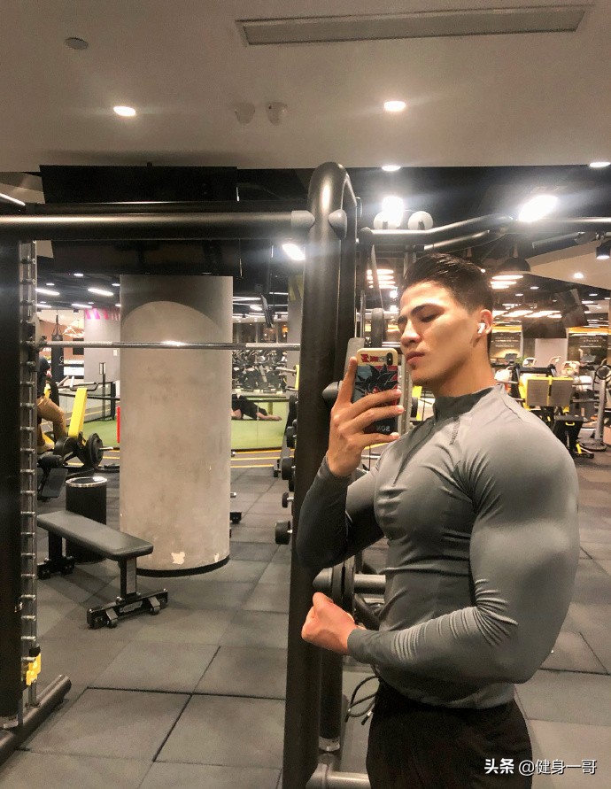 满身肌肉的新疆大男孩,前凸后翘,帅气逼人