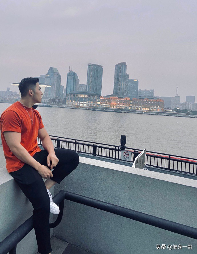 满身肌肉的新疆大男孩,前凸后翘,帅气逼人