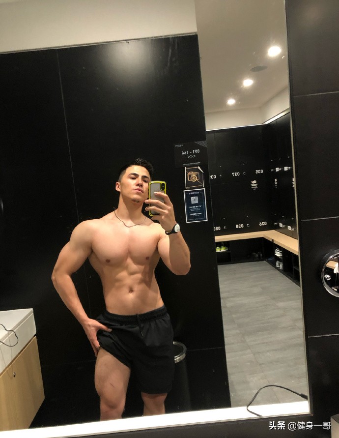 满身肌肉的新疆大男孩,前凸后翘,帅气逼人