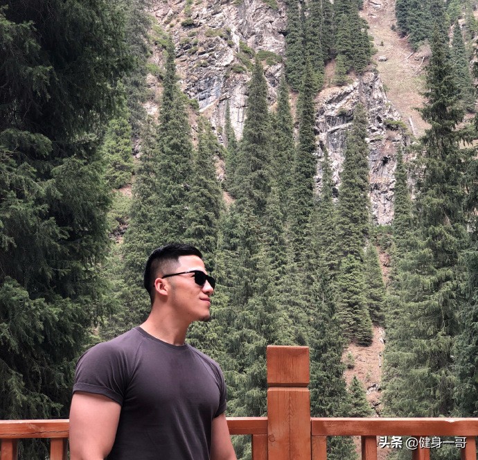 满身肌肉的新疆大男孩,前凸后翘,帅气逼人