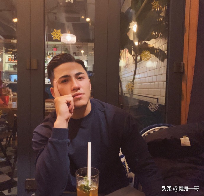 满身肌肉的新疆大男孩,前凸后翘,帅气逼人