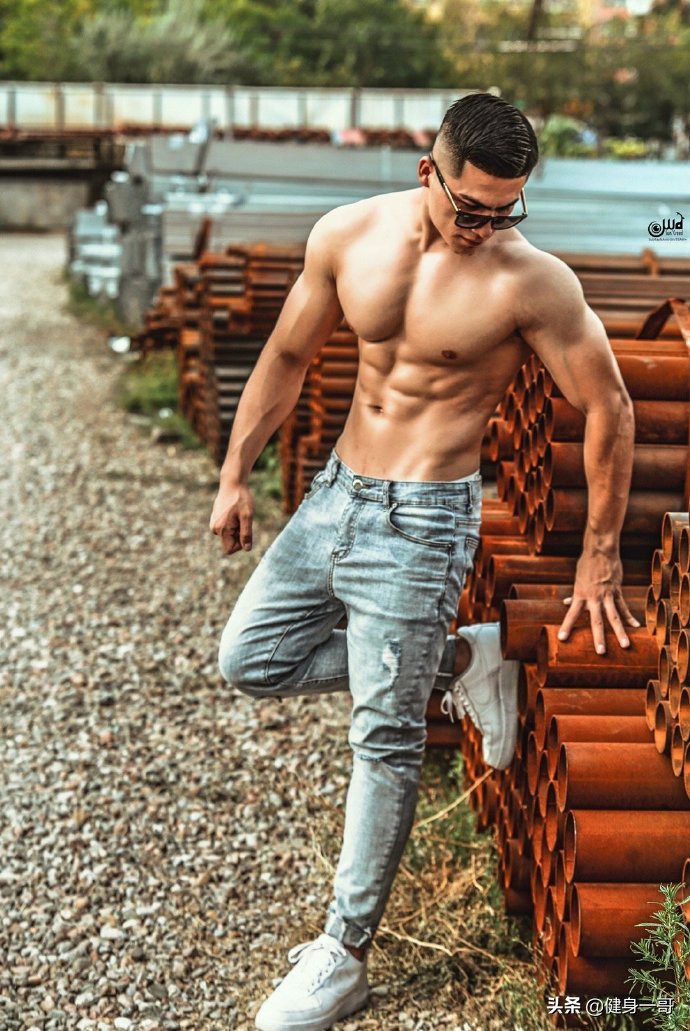 满身肌肉的新疆大男孩,前凸后翘,帅气逼人