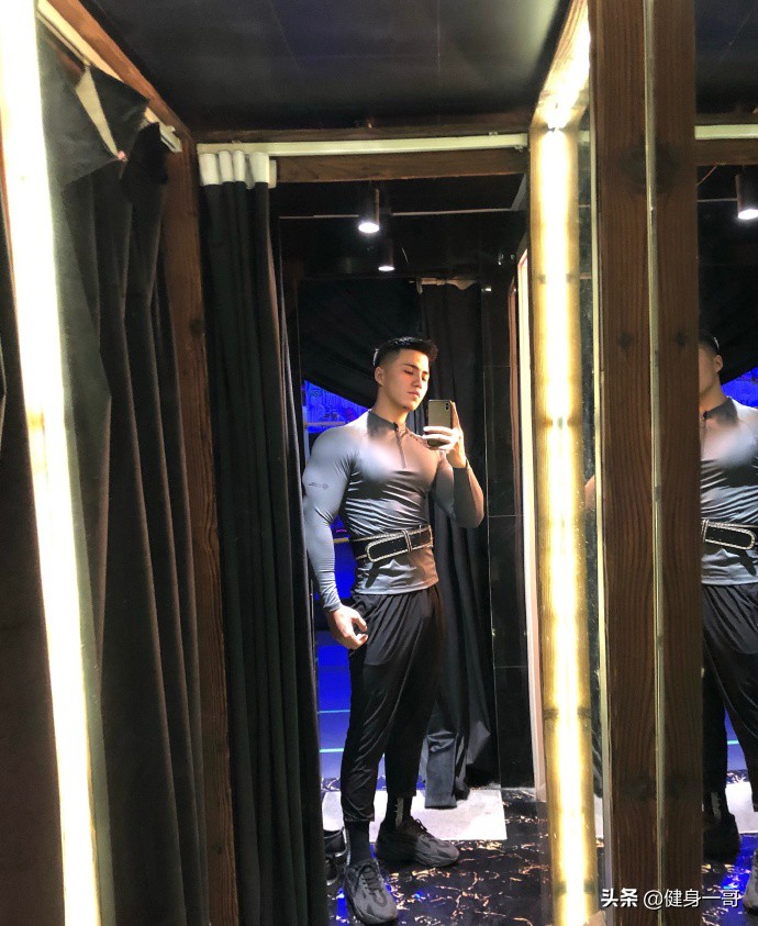 满身肌肉的新疆大男孩,前凸后翘,帅气逼人