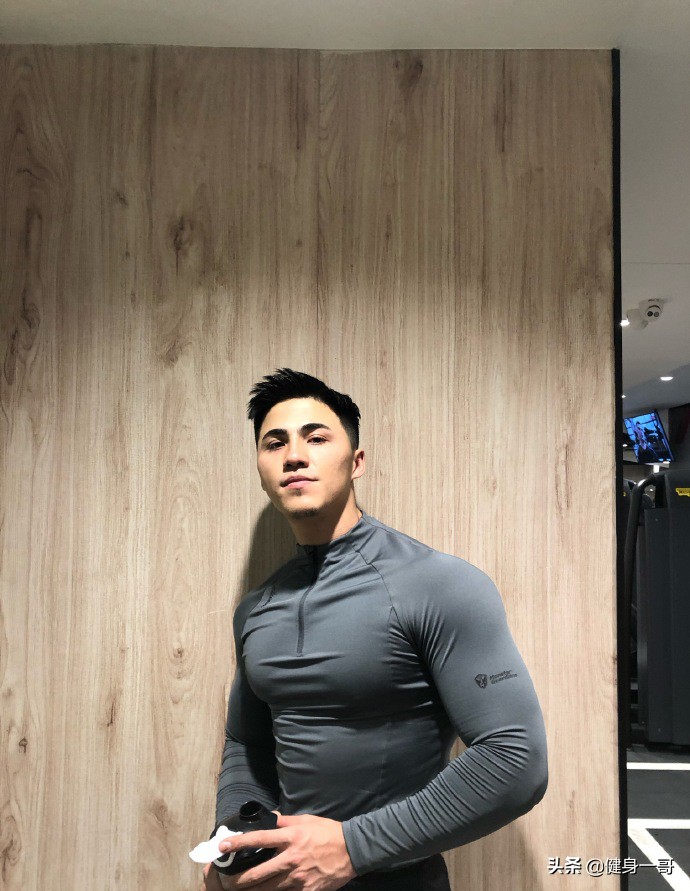 满身肌肉的新疆大男孩,前凸后翘,帅气逼人