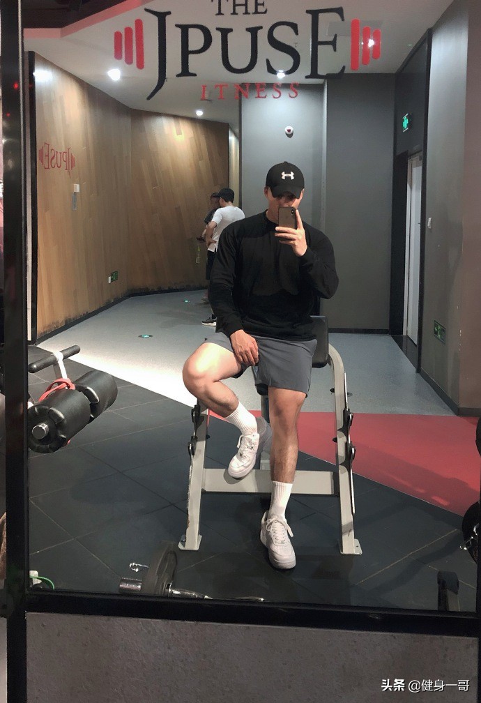 满身肌肉的新疆大男孩,前凸后翘,帅气逼人