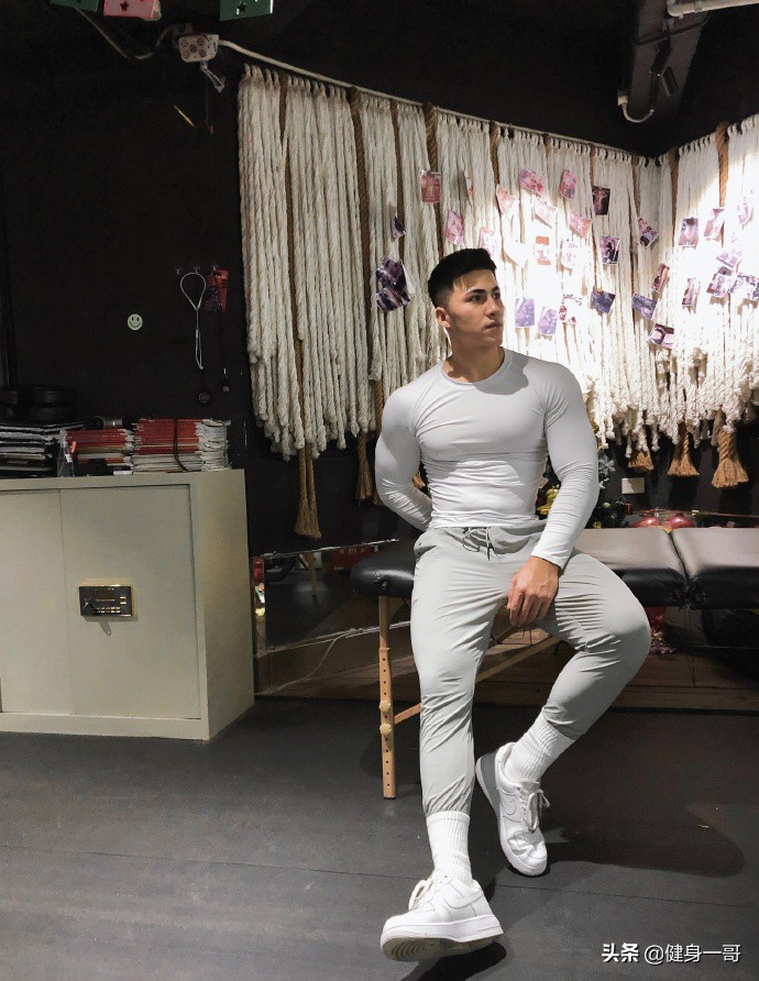 满身肌肉的新疆大男孩,前凸后翘,帅气逼人